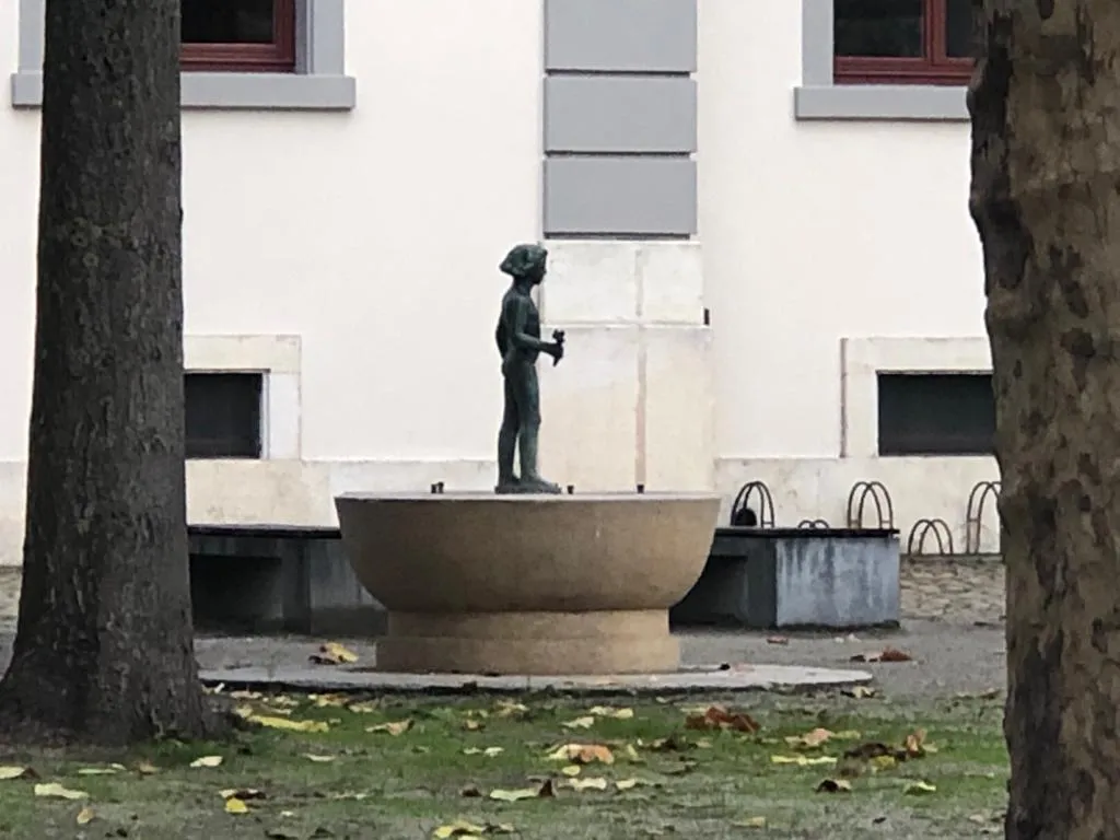 Brunnen im Innenhof der Clarakirche
