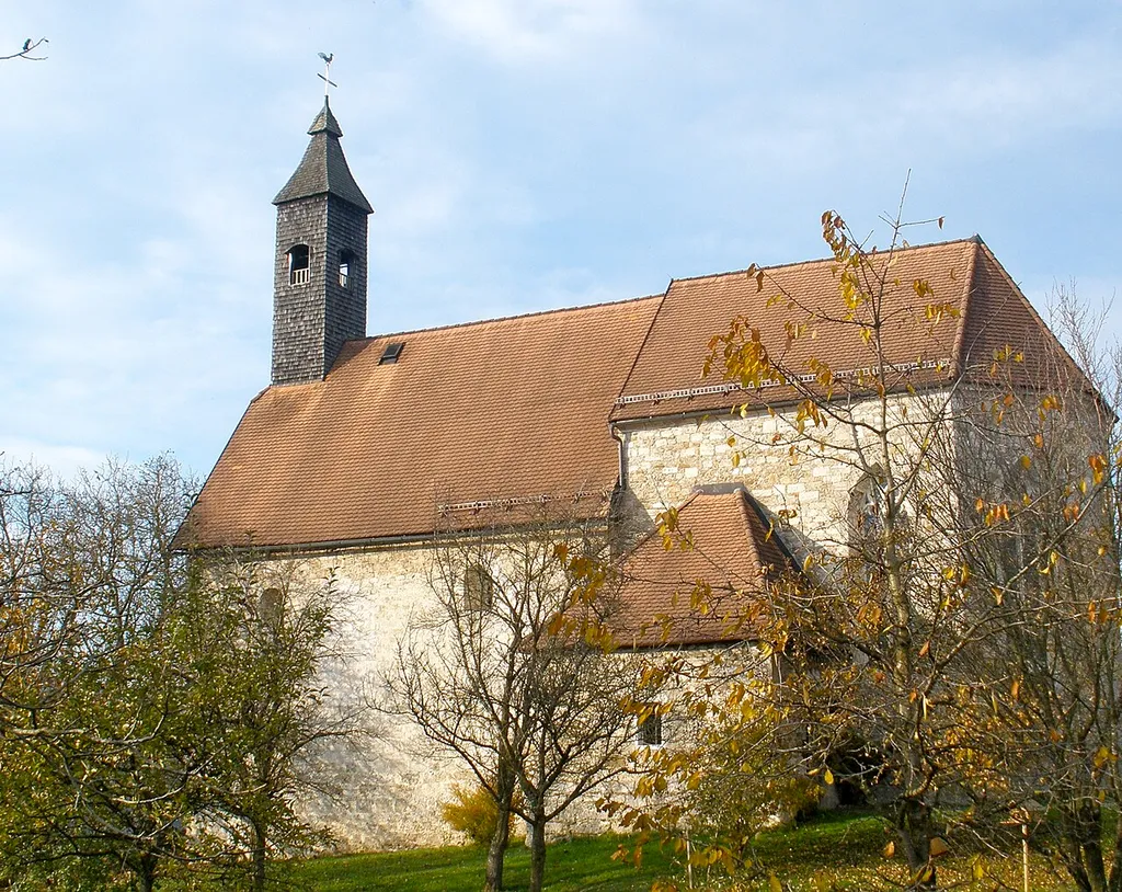 Die Nikolauskirche in Aurachkirchen, auch "Römerkirche" genannt, ist eine der besterhaltenen romanischen Dorfkirchen Österreichs. In ihrer ursprünglichen Form dürfte sie um etwa 1140 entstanden sein. Besonders wertvoll ist auch ihre Innenausstattung. Die sogenannte "Merowinger-Glocke" ist eine der ältesten im deutschen Sprachraum.