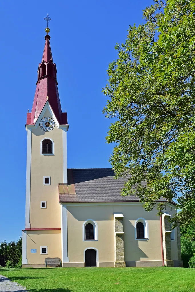 Die spätgotische Kirche wurde im 17. und 19. Jahrhundert erweitert. Der Turm stammt aus dem Jahr 1829.