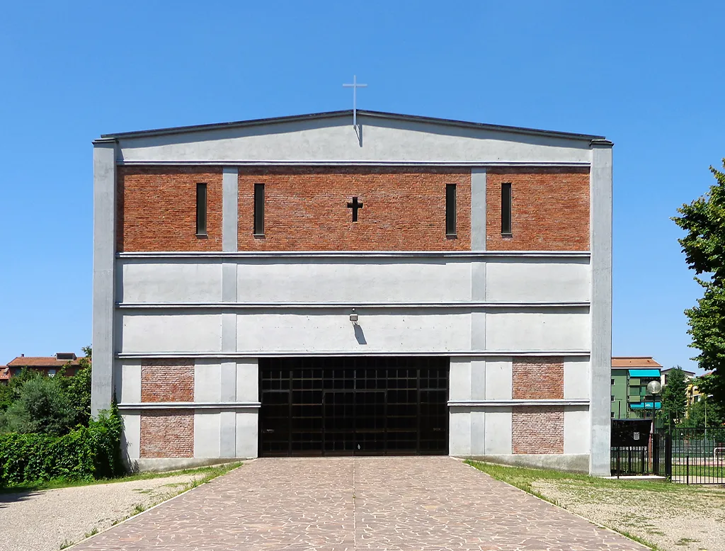 Milano, chiesa parrocchiale della Madonna dei Poveri, nel quartiere INA-Casa "Baggio II". Fu costruita dal 1952 al 1954 su progetto di Luigi Figini e Gino Pollini.
