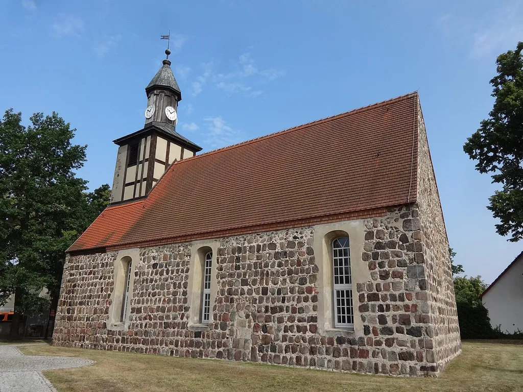 Die Feldsteinkirche in Glasow (Blankenfelde-Mahlow, Brandenburg) entstand in der zweiten Hälfte des 13. Jahrhunderts und wurde barock überformt. Im Innern befindet sich eine schlichte, bauzeitliche Ausstattung sowie eine Schnitzfigur aus der ersten Hälfte des 18. Jahrhunderts, die Johannes den Täufer darstellt.