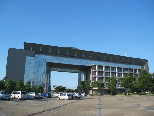 ja:白山市役所 本庁舎 右側の棟が市役所本庁舎、左側の棟は白山市民交流センター。 合併により白山市が誕生する前までは、ja:松任市の市役所だった。 撮影者 Shift 撮影日 2005年08月 撮影地 石川県白山市倉光二丁目