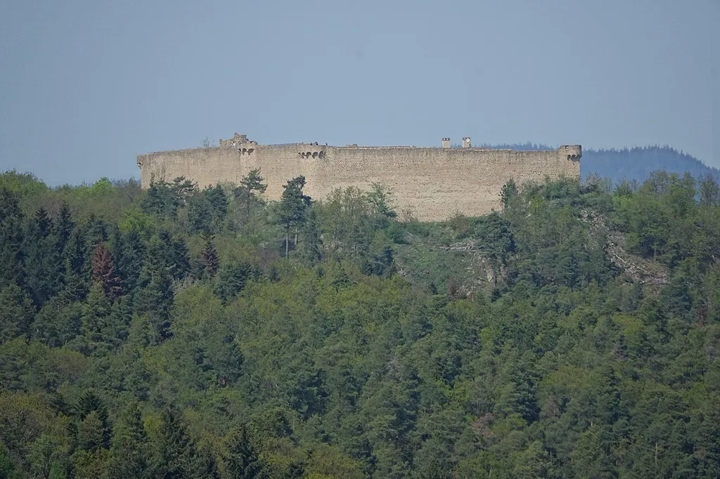 Château du Hohlandsbourg à Wintzenheim depuis les trois châteaux à Husseren-les-Châteaux (Haut-Rhin, France).