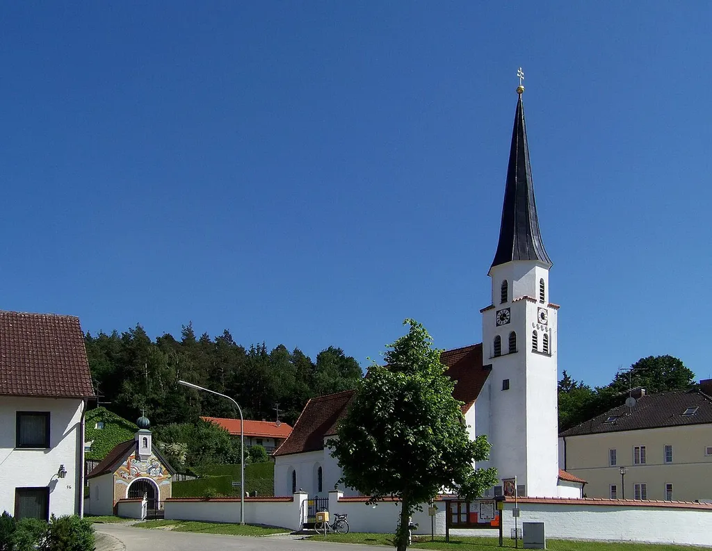 Bruckberg, Tondorf, Zeilerberg 2. Kirche St. Michael, Langhaus und Turm frühgotisch, um 1300, Chor spätgotisch, Mitte 15. Jahrhundert; mit Ausstattung.