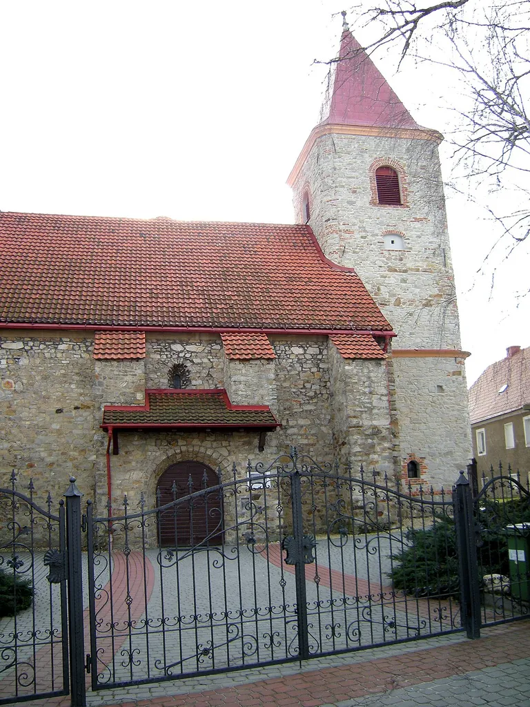 Nowy Świętów - kościół parafialny p.w. Chrystusa Króla, poł. XIII, 1419, XX w (zabytek nr 1115/66 z 5.02.1966)