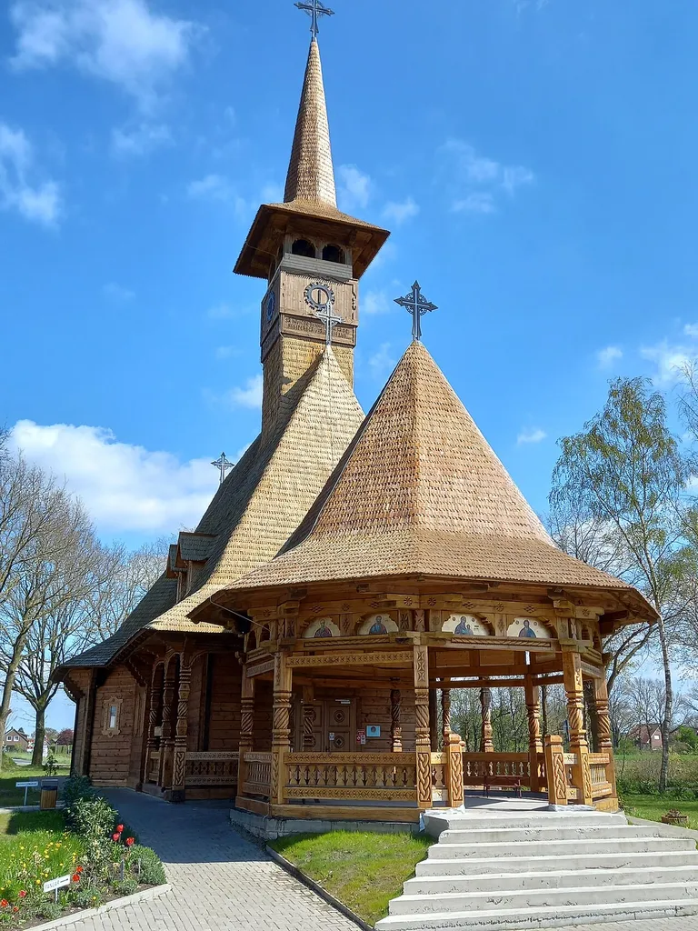 Seit 2019 steht in Sögel (Landkreis Emsland) an der Einmündung der Sprakeler Straße in den Hümmlinger Ring eine rumanisch-orthodoxe Holzkirche.
