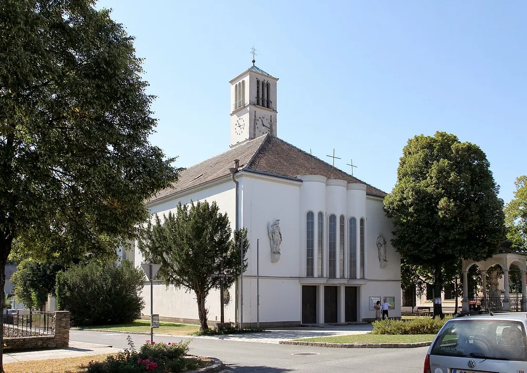 Katholische Pfarrkirche hl. Laurentius der burgenländischen Gemeinde Nikitsch. Unter Einbeziehung älterer Bauteile in den Jahren 1931/32 nach Plänen von Karl Holey gebaut.