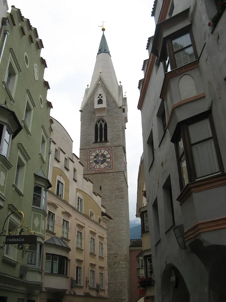 Weißer Turm von der Adlerbrückengasse gesehen, Brixen