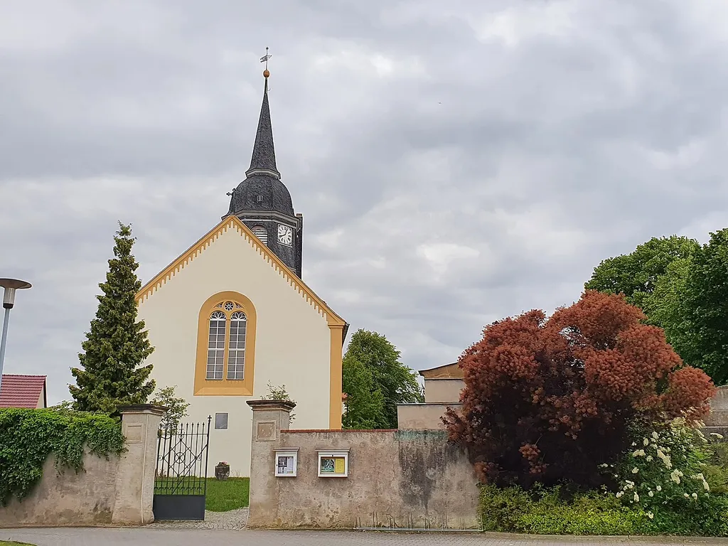 Kirche (mit Ausstattung), Kirchhof mit vier Grabmalen, Taufbecken und Einfriedungsmauer Kirchwinkel 10