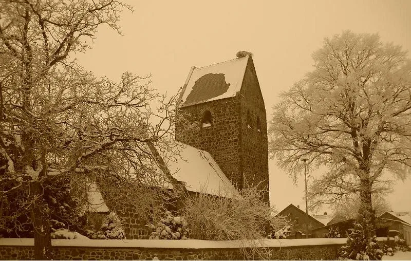 Die Elversdorfer Kirche Anfang 2010 mit Schnee bedeckt.