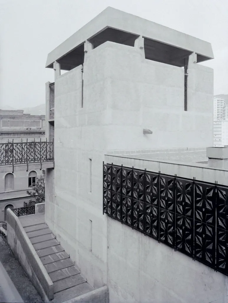 Servizio fotografico : Genova, 1960 / Paolo Monti. - Buste: 47, Fototipi: 49 : Negativo b/n, gelatina bromuro d'argento/ pellicola ; 10x12. - ((Serie costituita da 47 buste sciolte di negativi identificati con una doppia numerazione (da 1 a 59): 1799, 1800, 1801, 1802, 1803, 1804, 1805, 1806, 1807, 1808, 1809, 1810, 1811, 1812, 1813, 1814, 1815, 1816, 1817, 1818, 1819, 1820, 1821, 1822, 1823, 1824, 1825, 1826, 1827, 1828, 1829, 1830, 1831, 1832, 1833, 1834, 1835 (D[duplicato-46], 1836, 1837, 1838, 1839, 1840, 1841, 1842, 1843, 1844, 1845, 1846, 1847, 1848, 1867. - Sulla busta identificata con il n. 1800 iscrizione didascalica manoscritta a pennarello. - Le buste identificate con i nn. 1799 e 1867 sono le uniche senza doppia numerazione. - Sul coperchio della scatola iscrizione documentaria manoscritta a pennarello nero: "Casabella". - Occasione: Documentazione per pubblicazione su periodico "Casabella", Milano, Domus. - Fonte: Rubrica di Paolo Monti: Archivio 10x12 (ultimi numerati) - dal G1 al (s.d.), presso Archivio Paolo Monti. - Fonte: Monografia di Fleming John, Honour Hugh, Pevsner Nikolaus: Dizionario d'architettura, Torino, Einaudi (1981). - Fonte: Periodico: Casabella, Milano, Domus (s.d.). - Fonte: Fogli pinzati di Paolo Monti: I. Carteggi/ Einaudi/ Elenco foto disponibili per il Dizionario di Architettura (s.d.), presso Archivio Paolo Monti