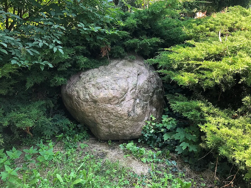 Naturdenkmal Findling am Dr.-Külz-Ring in Eilenburg