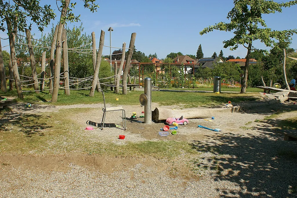 Spielbrunnen 2 Spielplatz Elfenaupark im Hintergrund Wohnhäuder Müslinweg 34-38