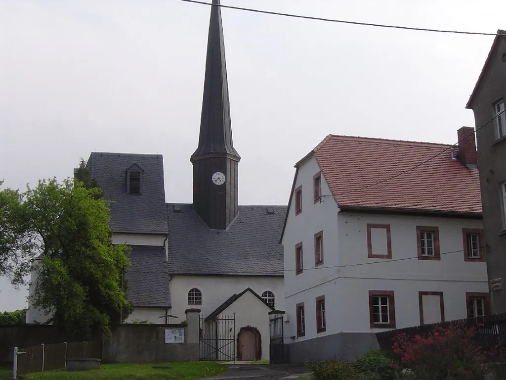 Vorderseite der Kirche zu Jahnshain, links der gotische, rechts der romanische Teil