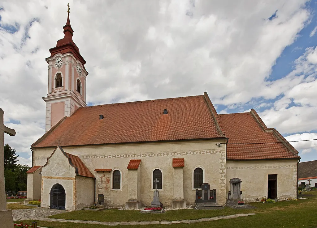 Die Pfarrkirche von Weikertschlag ist ein im Kern romanischer, barockisierter, basilikaler Bau mit barockem Westturm.
