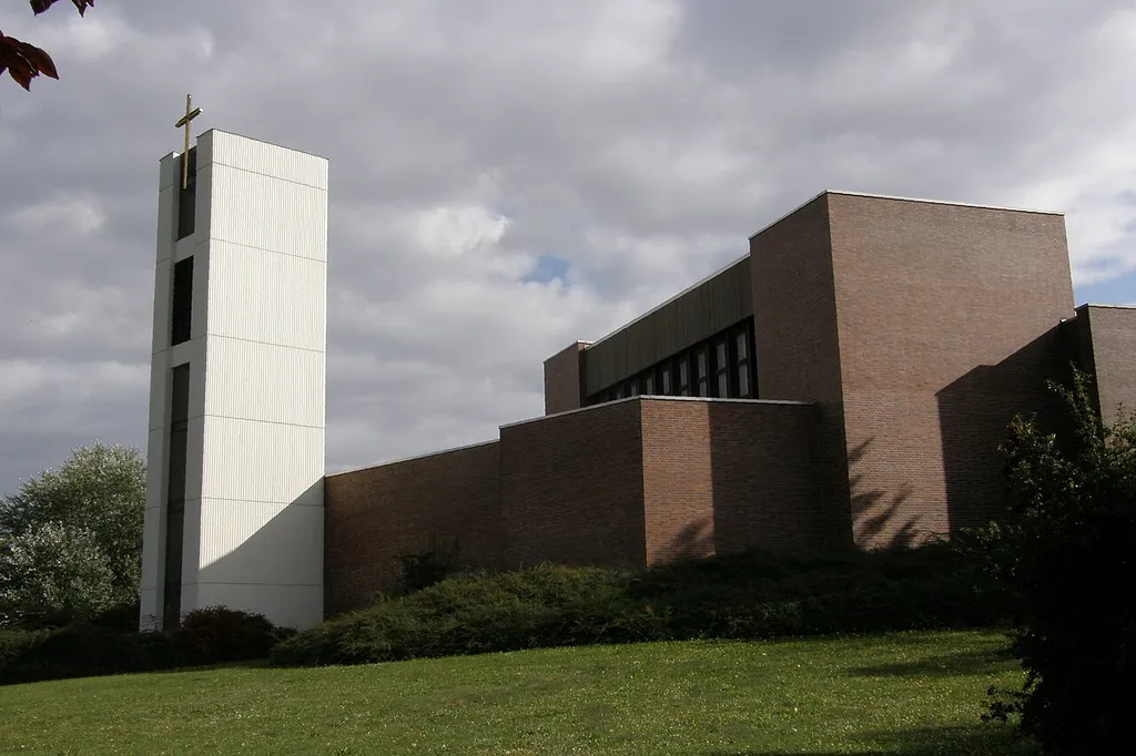 Kirche in Berlin-Marzahn, Außenansicht von der Landsberger Allee