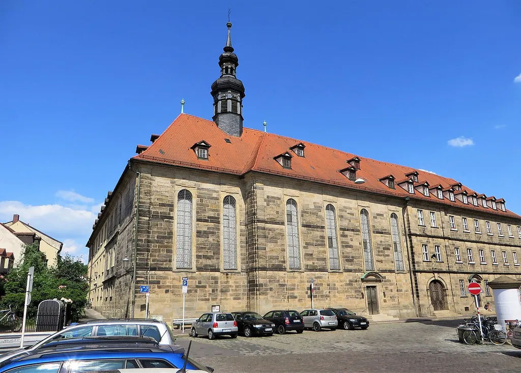 Katholische Institutskirche in Bamberg, Holzmarkt 2. Sie wurde zwischen 1724 und 1727 von Johann Friedrich Rosenzweig erbaut und ist der hl. Dreifaltigkeit und dem Herzen Jesu geweiht. Der einschiffige Barockbau mit eingezogenem Chor ist in den Gebäudekomplex (Foto) integriert und umfasst in der Höhe drei Stockwerke. Der schlanke Dachreiter mit zwei Glocken zeigt nach außen hin den Gottesdienstraum an. Unter der Kirche befindet sich eine nicht öffentlich zugängliche Gruft.