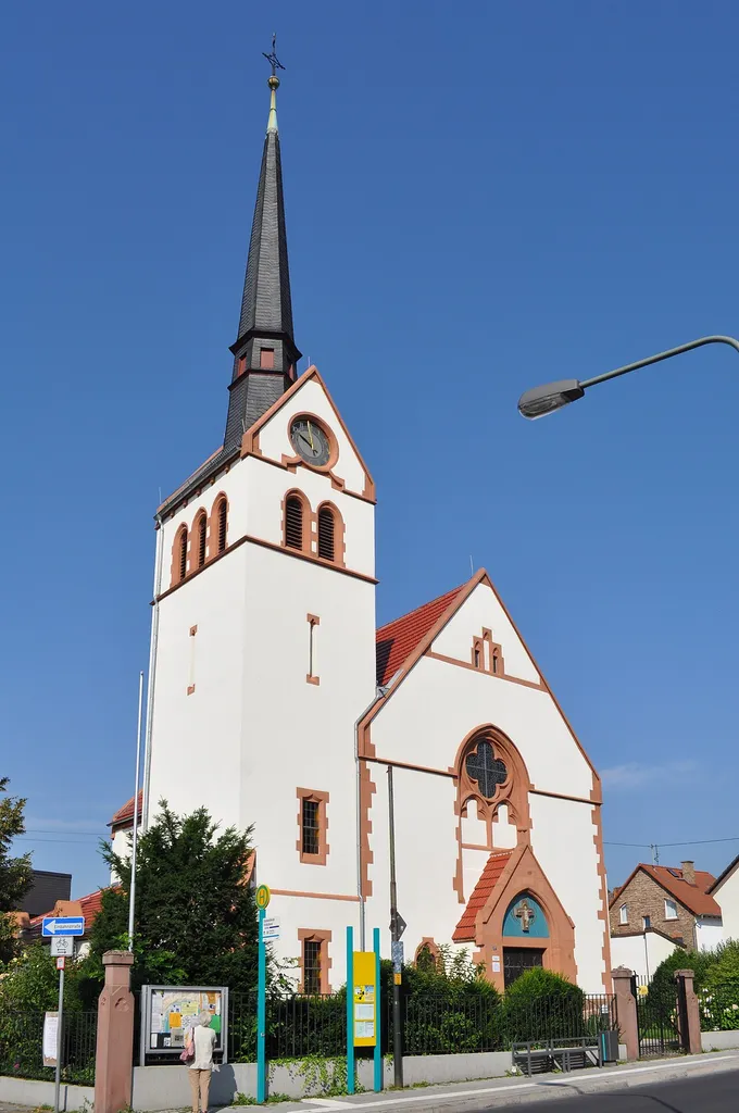 Evangelische Kirche in Sossenheim. Das denkmalgeschützte Haus wurde ab 1897 erbaut.