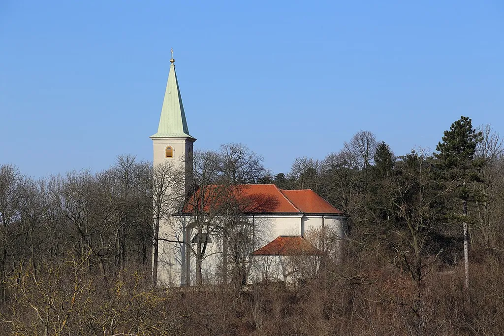 Südansicht der katholischen Wallfahrtskirche hl. Lambert am Heiligenberg in Hautzendorf, ein Ortsteil der niederösterreichischen Gemeinde Kreuttal.