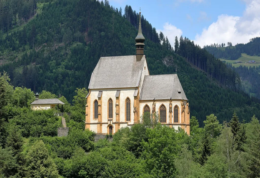 Südansicht der röm.-kath. Filialkirche hl. Leonhard in der steiermärkischen Stadtgemeinde Murau.Die Kirche wurde an Stelle der ehemaligen Burgkapelle St. Katharina im ersten Drittel des 15. Jahrhunderts nach dem Vorbild von St. Leonhard in Tamsweg errichtet und ist von einer Wehrmauer umgeben. Als Wallfahrtskirche wird sie urkundlich 1439 erwähnt. Von 1994 bis 1995 wurde sie außen und 2001 innen unter großen finanziellen Aufwendungen der Pfarre Murau renoviert.