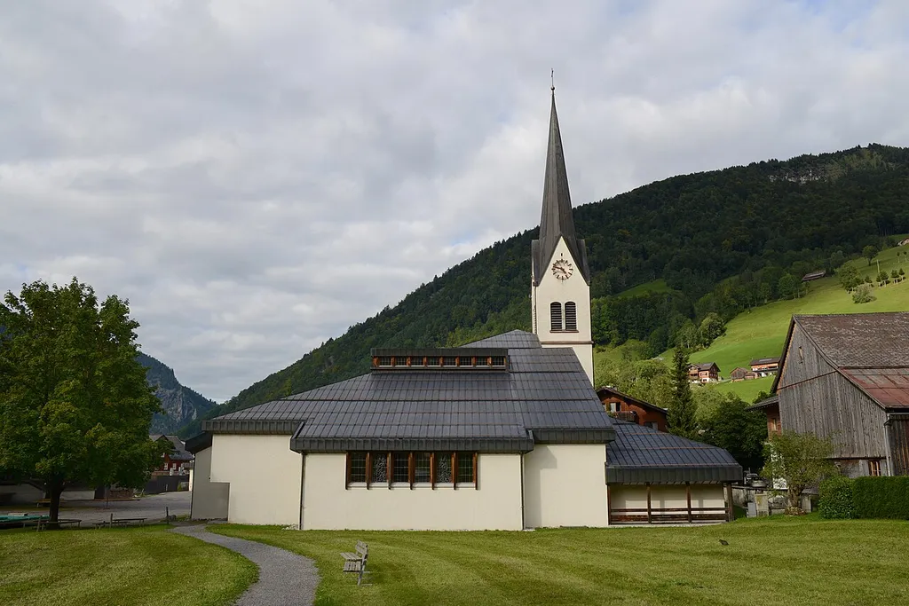Pfarrkirche Hl. Antonius Eremit in Mellau. Modernerer Betonbau mit älterem Turm mit Giebelspizthelm. 1980-1982 vollständiger Neubau mit Ausnahme des Turmes durch die Architekten Hermann Keckeis und Vonier. Orgel 1876 von Anton Behmann, 1950 umgebaut.