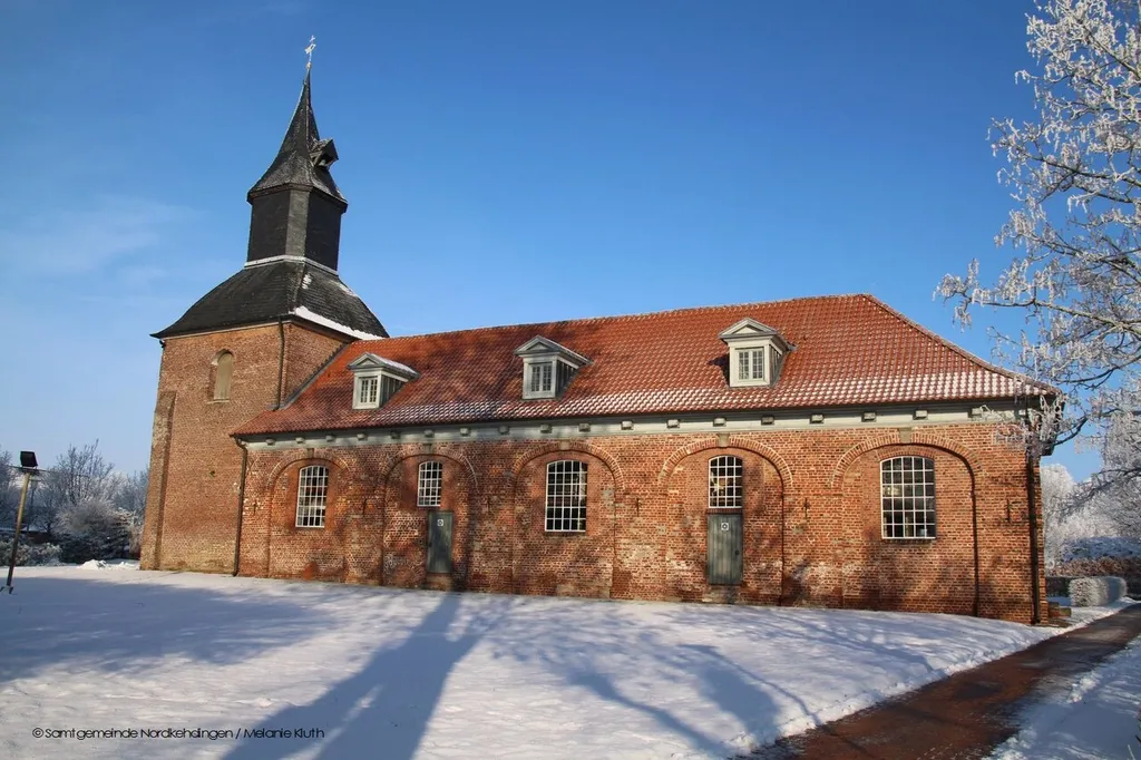 View of the church in Krummendeich in Nordkehdingen.