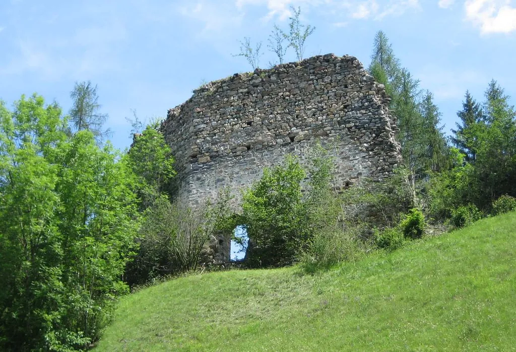 Mauerrest der Burg Valendas