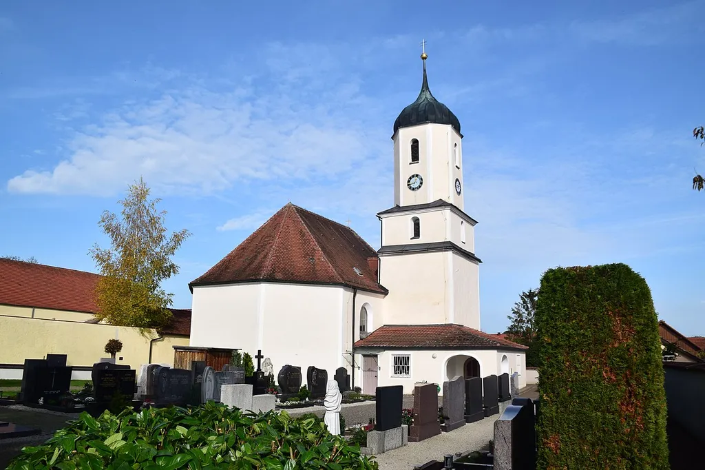 Turm romanisch, übrige Teile der Kirche neu erbaut über polygonalem Grundriß