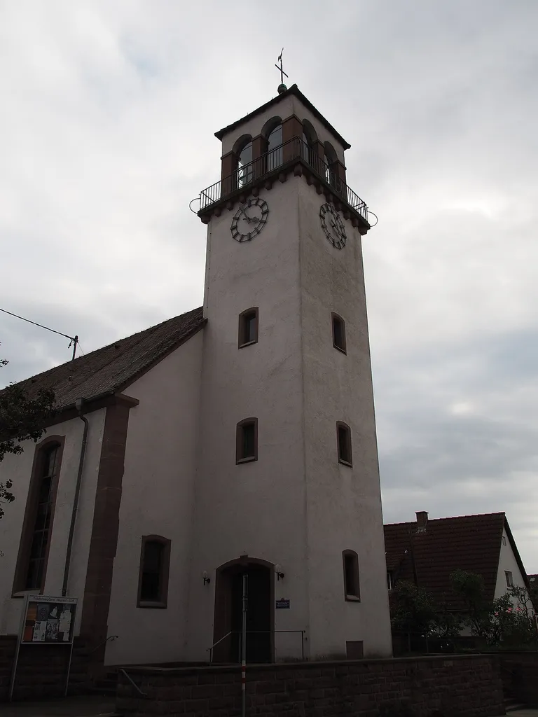 Die Kirche befindet sich in der Neureuter Hauptstrasse 84 in Neureut.