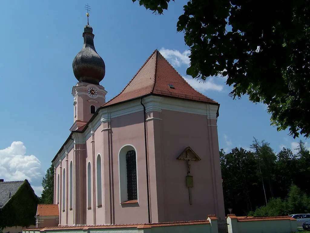Dreifaltigkeitsberg 1. Kath. Wallfahrtskirche Hl. Dreifaltigkeit, barocker Saalbau mit Westturm, wohl von Georg Weigenthaller, begonnen 1693, Weihe 1714, Turm 1739, nach Blitzschlag durch Georg Felix Hirschstötter d. J. 1770 erneuert; mit Ausstattung.