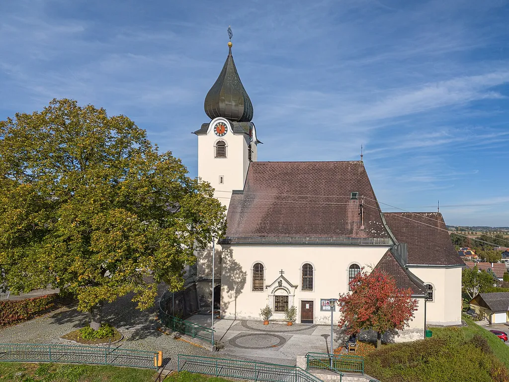 The parish church of Rohr stands on the foundations of the chapel of the former fortress of Rohr, probably built in the 12th century.