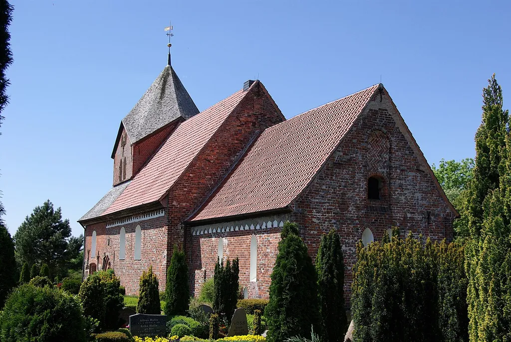 Husum, Stadtteil Schobüll, die Kirche "Kirchlein am Meer" von Osten betrachtet (Geotags in den exif-Daten)