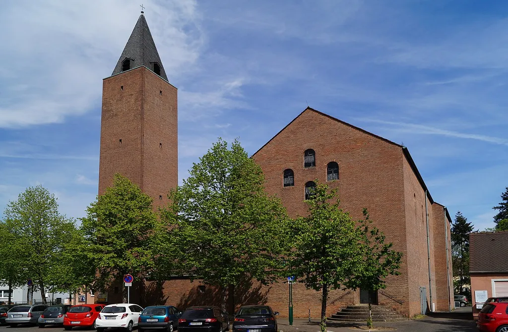 Kreuzkirche in Hanau, Ansicht von der Karl-Marx-Straße.