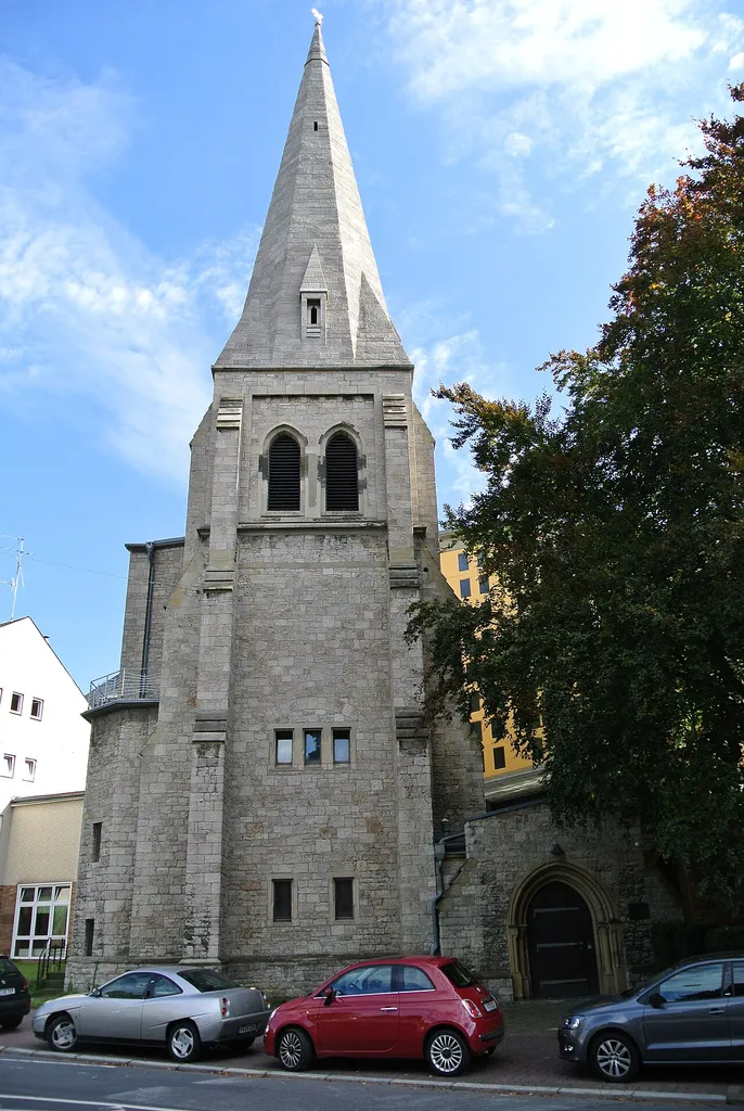 Epiphaniaskirche von Westen, eine Kirche aus den 1950er Jahren des Architekten Karl Wimmenauer unter Verwendung der Ruine der Immanuelkirche von 1903