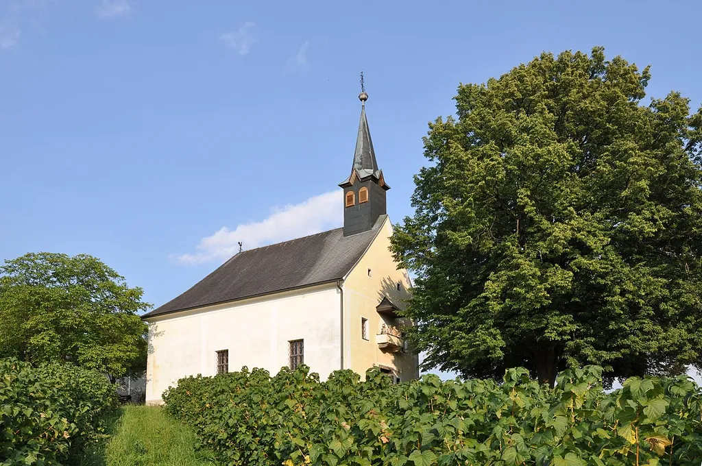 Die Kalvarienbergkirche Sterbender Heiland in Sankt Johann-Köppling von Westen gesehen.
