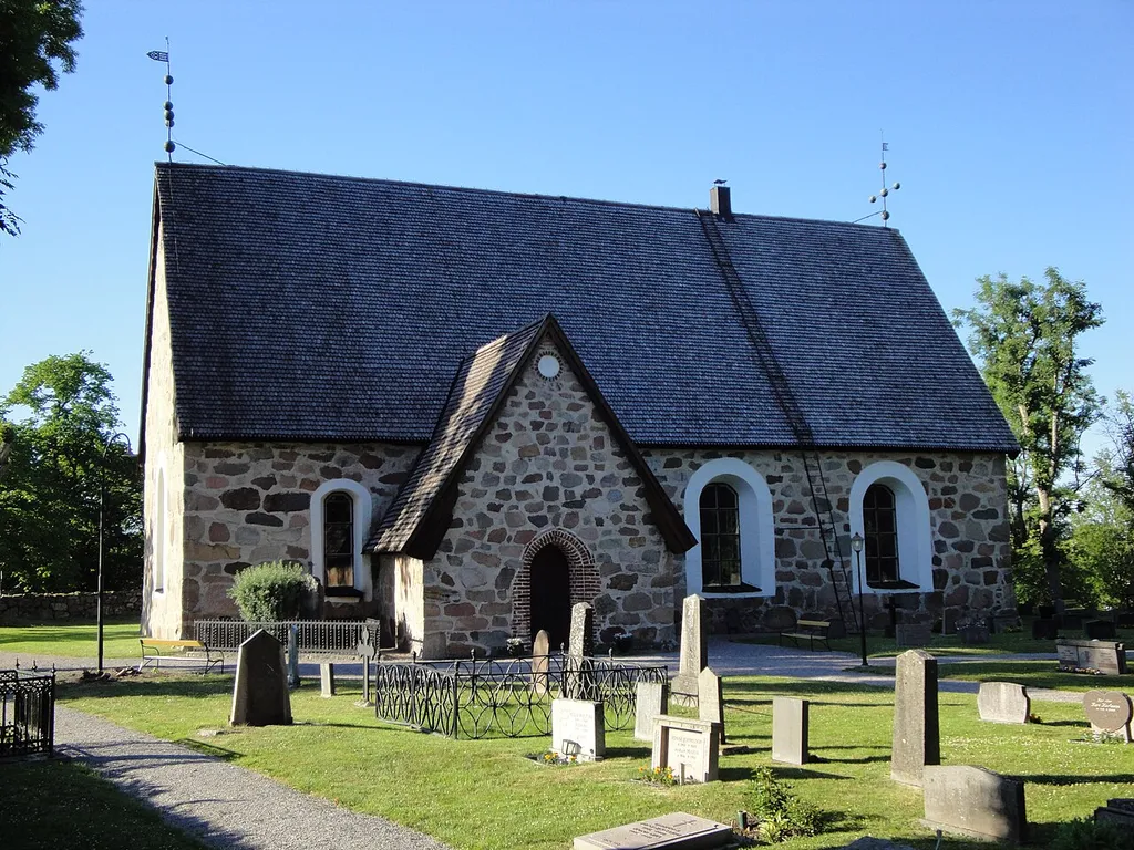 Edebo kyrka, Norrtälje kommun. Långhuset och kor samt vapenhuset i förgrunden.