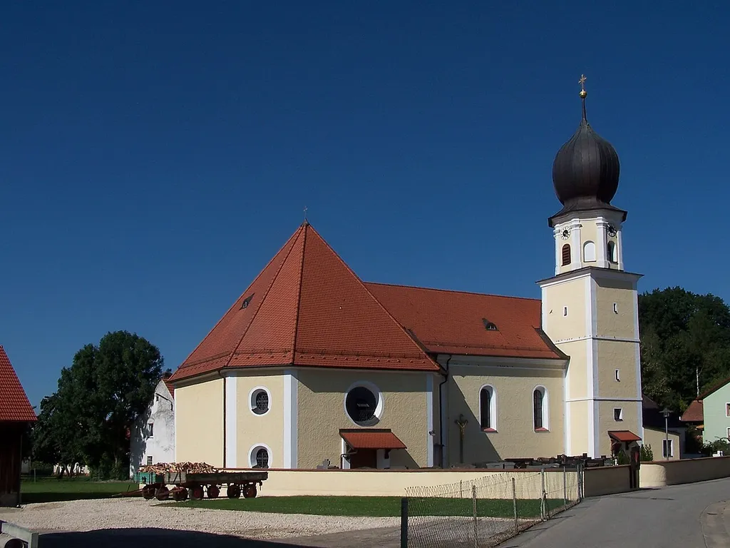 Allkofen Kirche St. Michael. Turmuntergeschoss mittelalterlich, Langhaus 1762, verlängert 1935; mit Ausstattung.