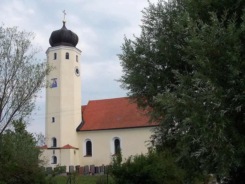 Barbing, Friesheim, Hauptstraße 23. Katholische Filialkirche St. Maria, Saalbau mit eingezogenem Chor und Flankenturm mit Zwiebelhaube, spätgotisch, im 18. Jahrhundert verändert; mit Ausstattung.