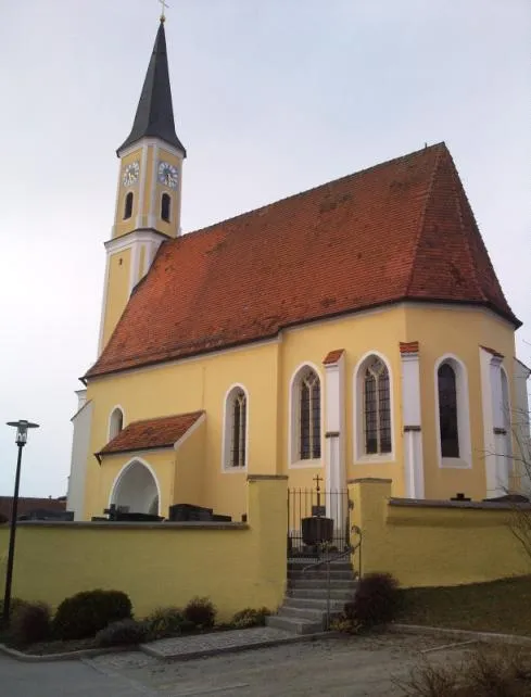Die Florianikirche von Schönerting in gotischem Stil.
