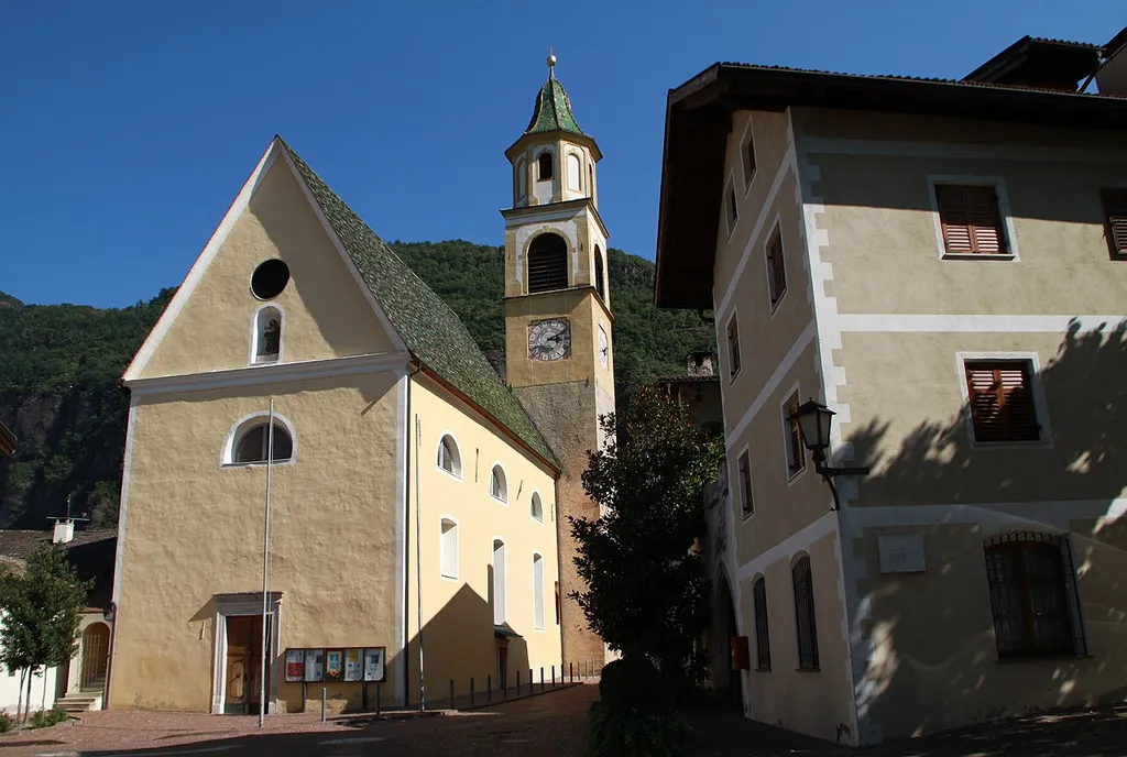 Auer - Kirchplatz - Unsere Liebe Frau vom Rosenkranz - Marien-Pfarrkirche (1674, Turmunterbau 14. Jh) - Haupt(West)fassade - Rechts: Moderner Teil des Hauses Stieler