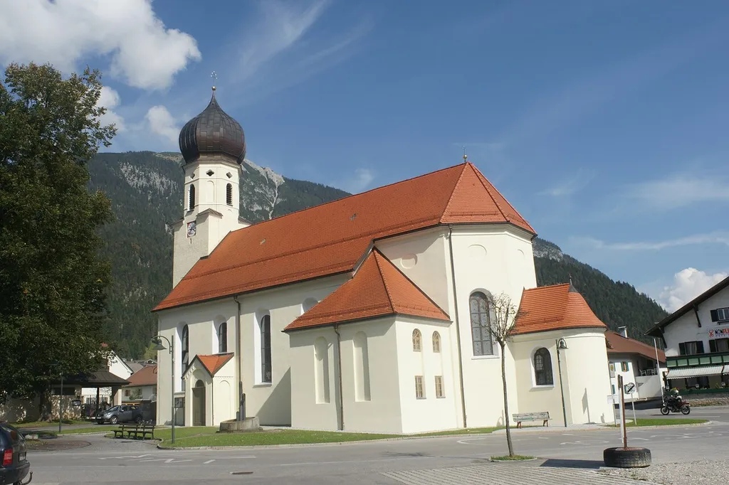 Kath. Pfarrkirche hl. Sebastian, Friedhof mit Kriegerdenkmal