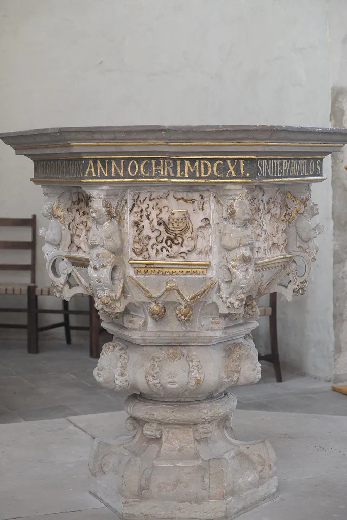 Evangelische Kirche Unser Lieben Frauen (Oberkirche) in Burg (bei Magdeburg) im Landkreis Jerichower Land (Sachsen-Anhalt/Deutschland), Taufbecken aus Sandstein mit der Jahreszahl 1611 (MDCXI), mit Alabasterreliefs