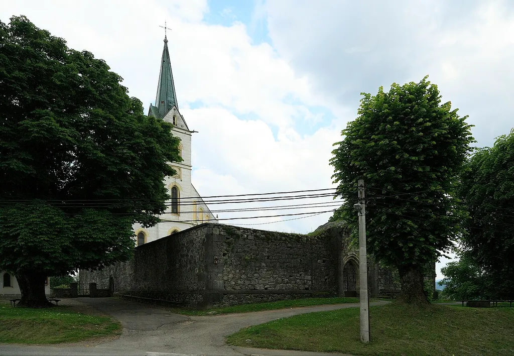 Kirche von Oštarije, die ungewöhnlich hohe und massive Umfassungsmauer mit den aufwändigen Toren machen den Eindruck, als wären sie Reste eines deutlich größeren Vorgängerbauwerkes.