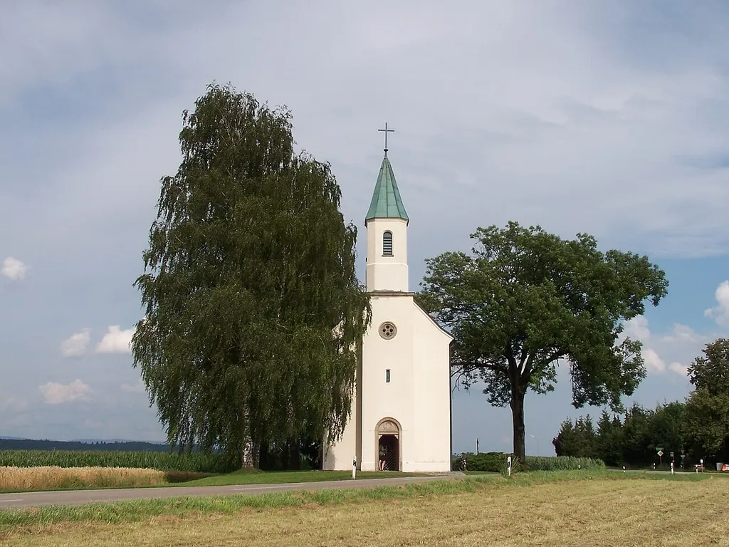 Kirchroth, Weiher 7. Kirche St. Johannes, einheitlich romanisch; mit Ausstattung; an der Staatsstraße 2125.