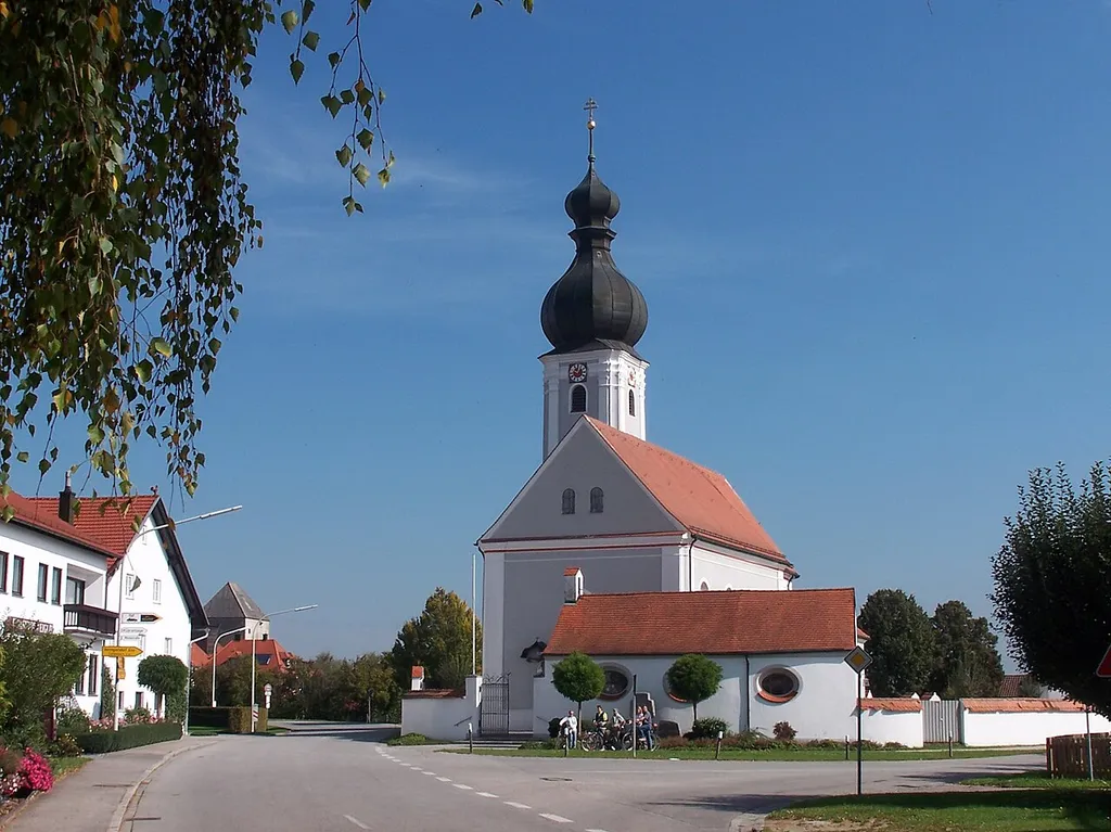 Langquaid, Niederleierndorf, Hauptstraße 1. Katholische Wallfahrtskirche Mariä Himmelfahrt, Barockbau von 1740 unter Verwendung des mittelalterlichen Turms, mit Ausstattung; Seelenkapelle, barock, 17./18. Jahrhundert.