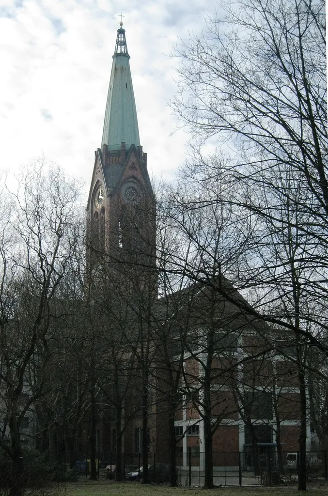 Hofansicht der St.-Simeon-Kirche]]