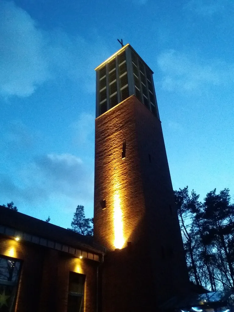 Turm, Kreuz, Wolken