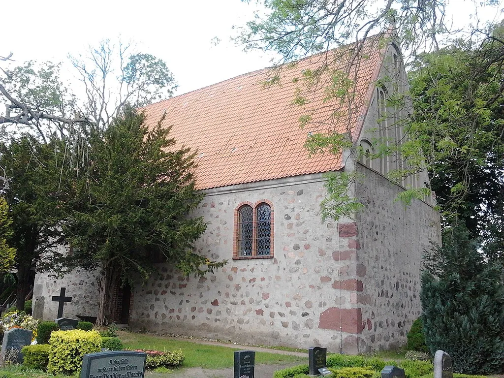 Kirche in Groß Bünzow, Landkreis Ostvorpommern, Südseite