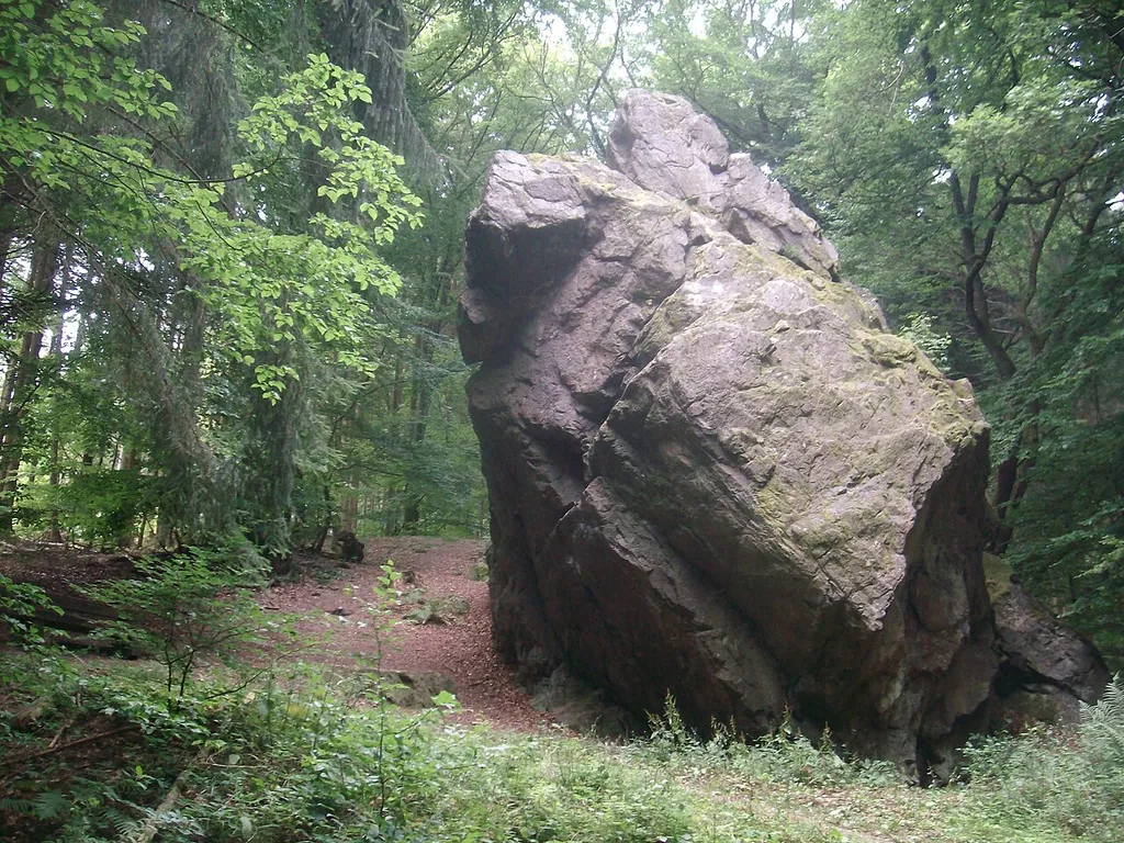Naturdenkmal „Hauburgstein“ an der Feldbergstraße etwa 260 m östlich des Ringwalls Hünerberg, Hessen