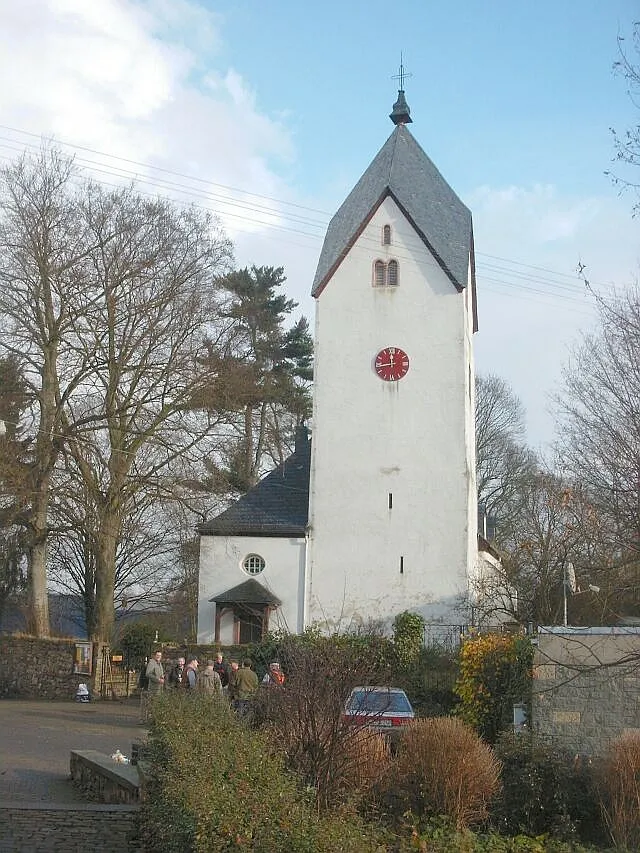 Kirche in Bärstadt vom Lindenplatz aus